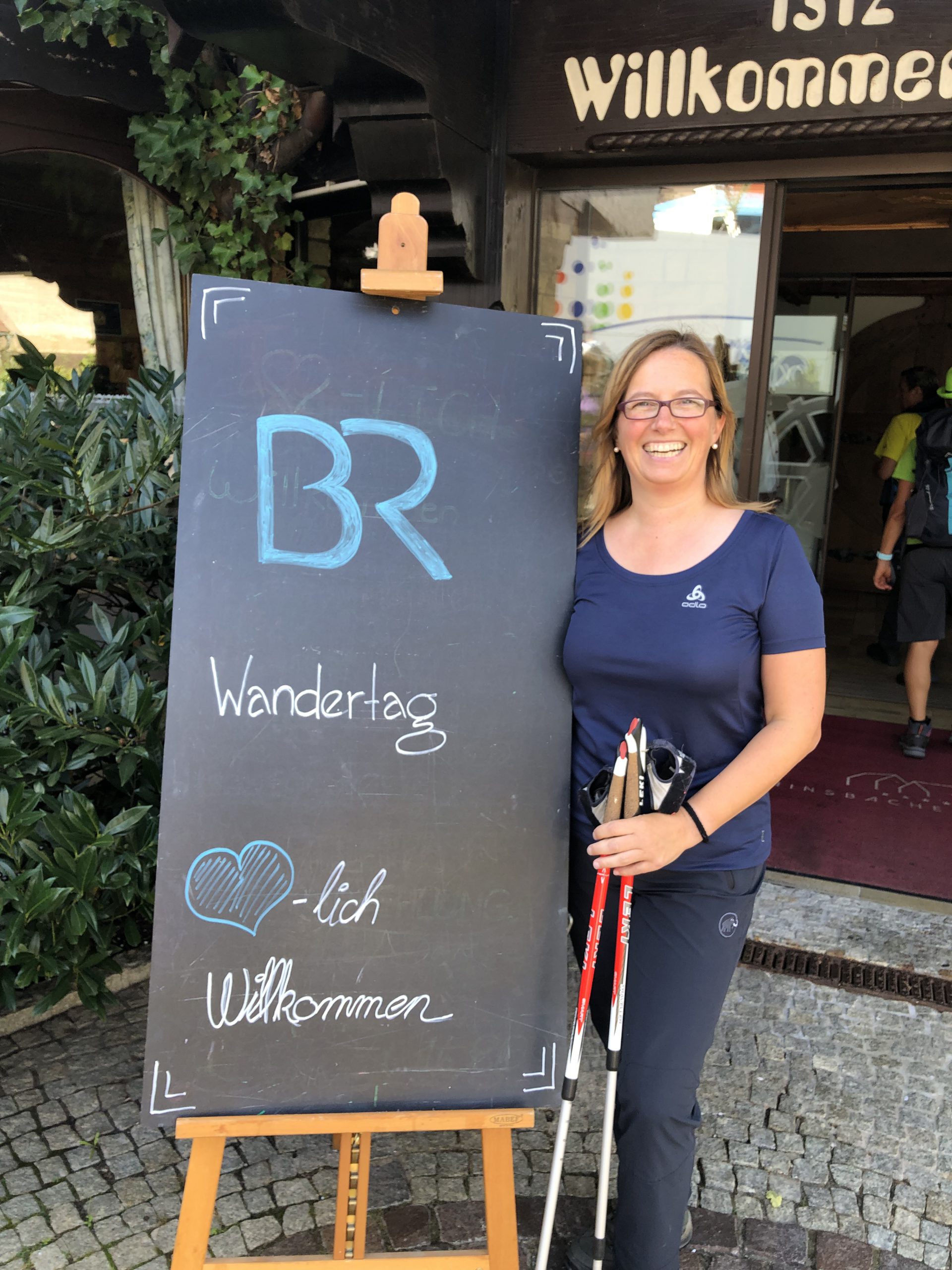 Marion Pirner vor dem Eingang zur Kainsbacher Mühle